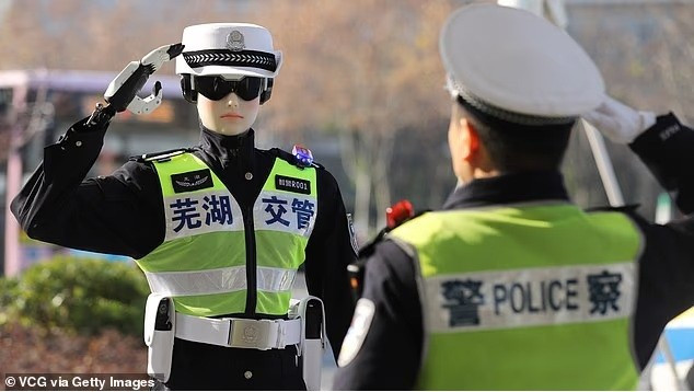 Cảnh sát AI xuất hiện giữa đường phố khiến người dân bất ngờ - Ảnh 1