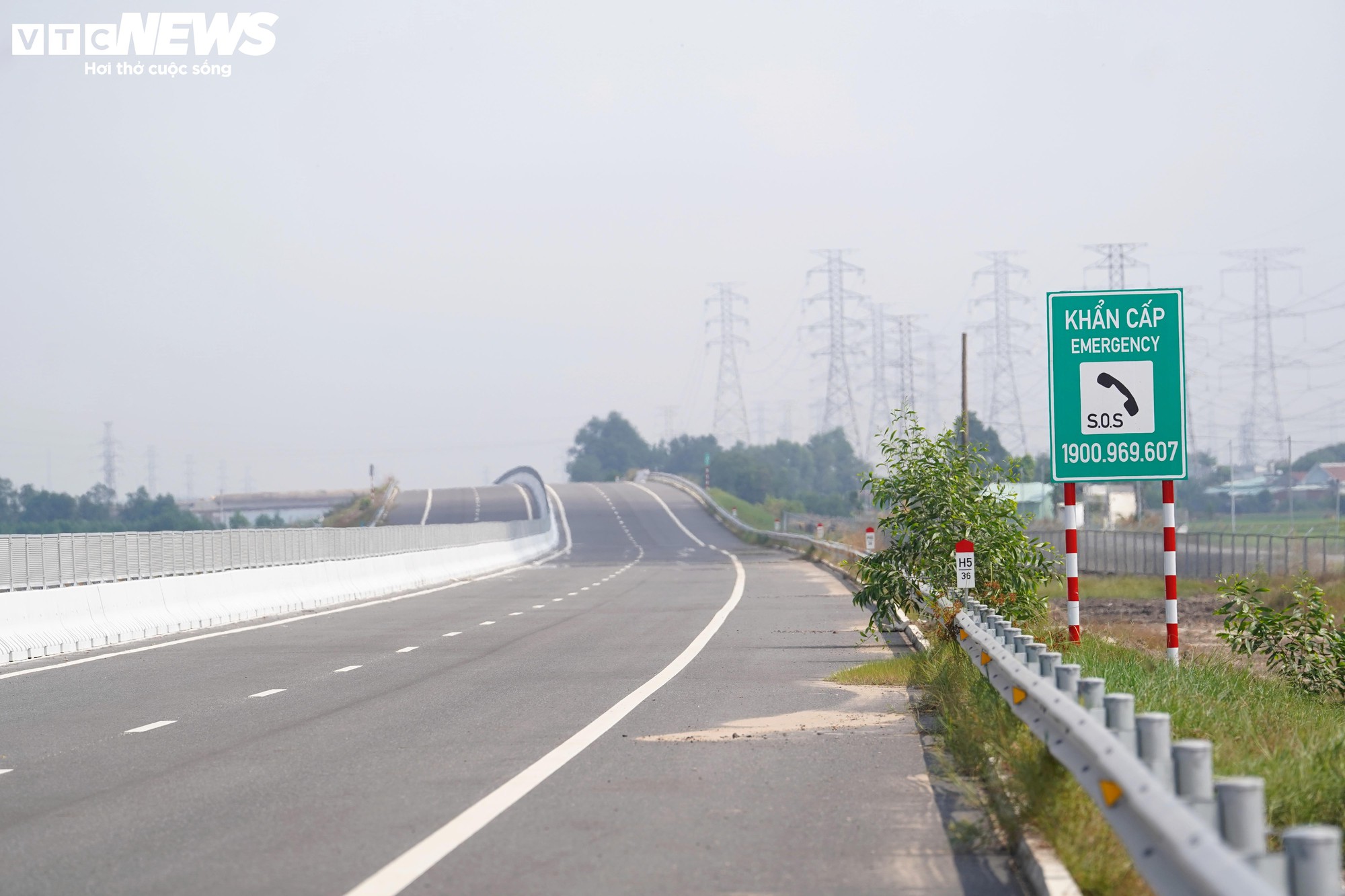 Cận cảnh đoạn cao tốc chưa thể khai thác do thiếu các điểm kết nối - Ảnh 10