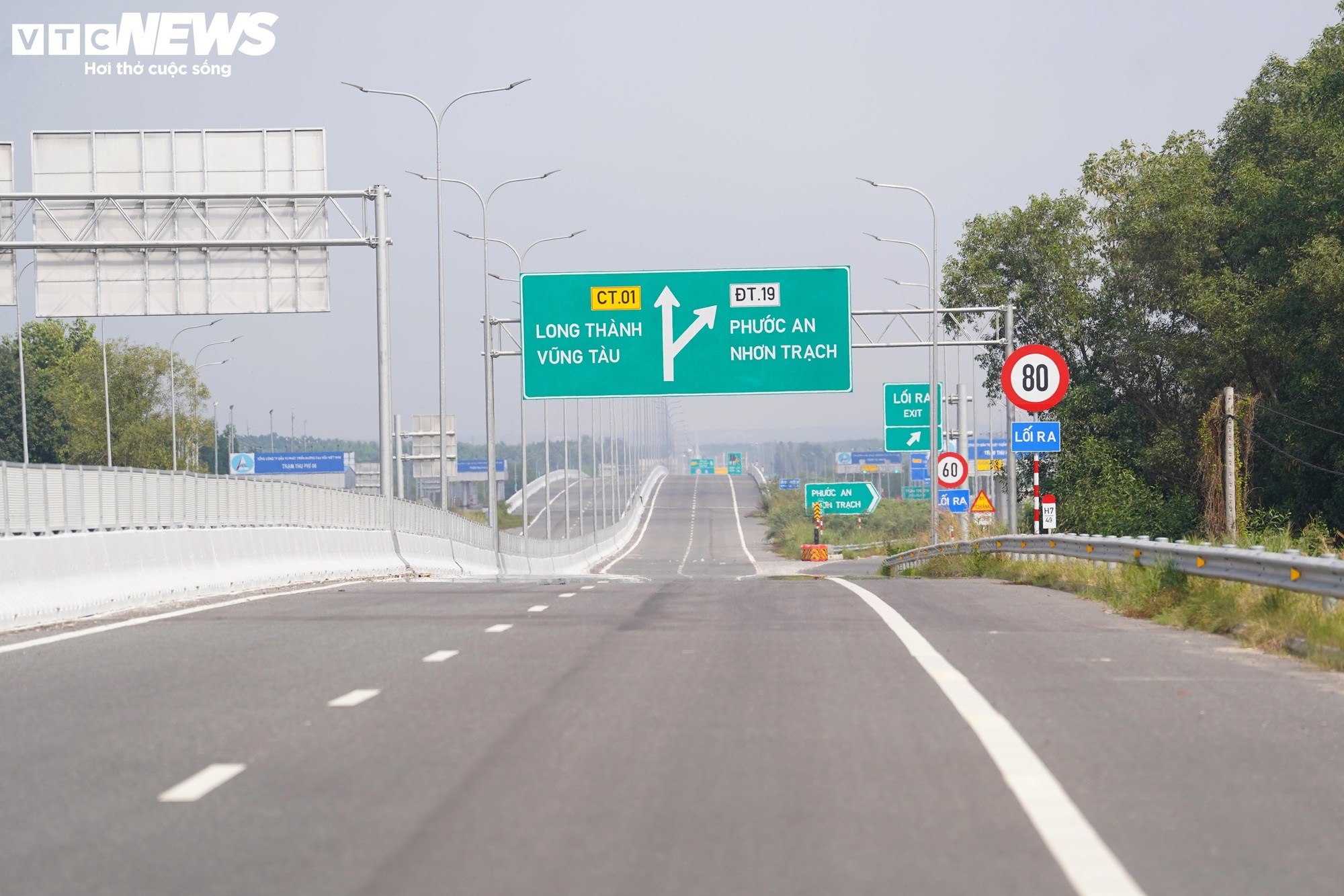 Cận cảnh đoạn cao tốc chưa thể khai thác do thiếu các điểm kết nối - Ảnh 1