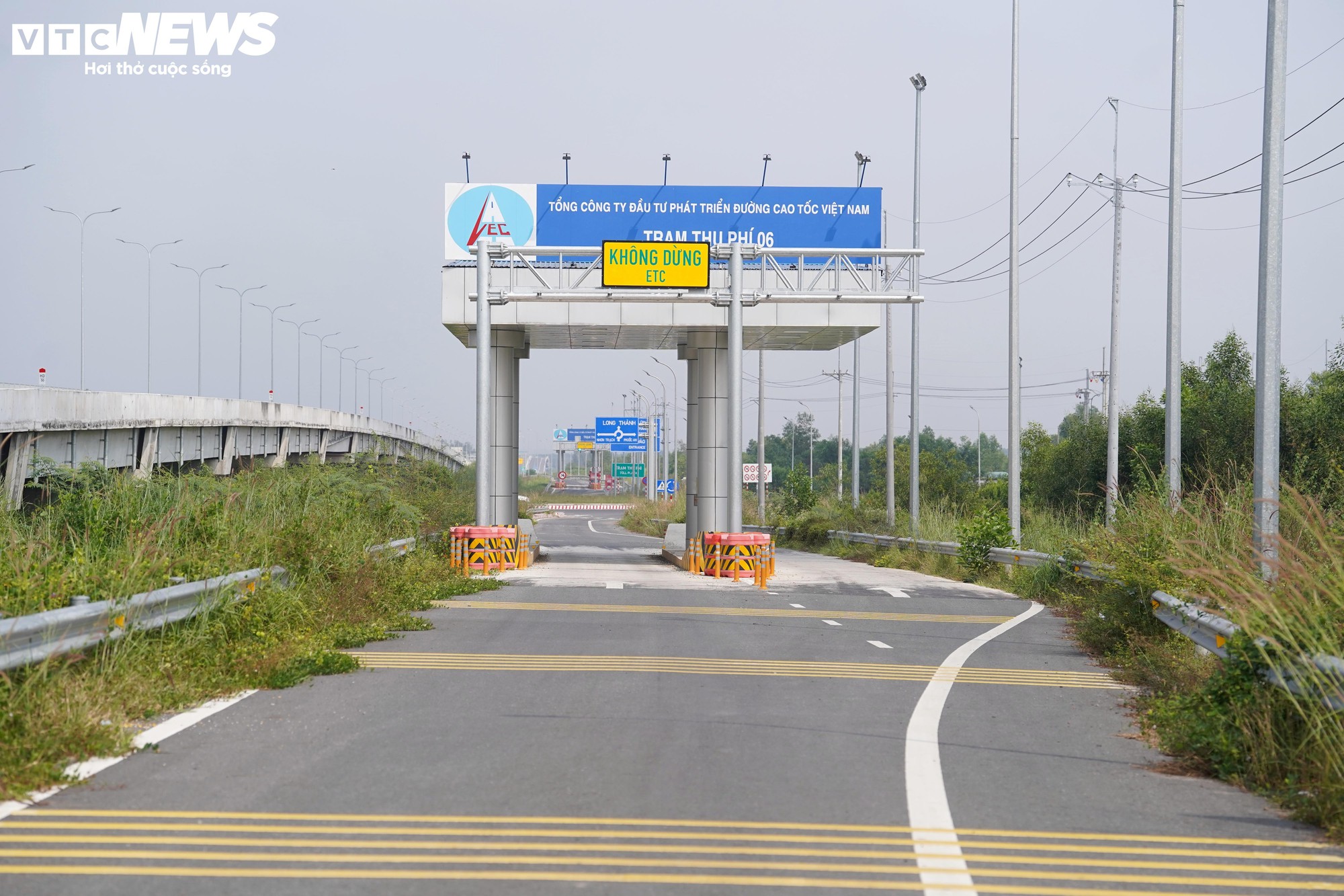 Cận cảnh đoạn cao tốc chưa thể khai thác do thiếu các điểm kết nối - Ảnh 4