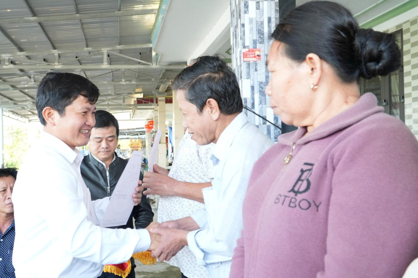 Xã cùng lúc cấp hàng loạt ‘sổ đỏ’ cho dân sau gần 20 năm chờ đợi - Ảnh 6