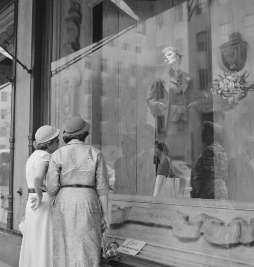 Chuỗi cửa hàng bách hóa hơn 100 năm tuổi bất ngờ nộp đơn xin bảo hộ phá sản, hàng loạt thương hiệu đòi chấm dứt hợp đồng - Ảnh 2