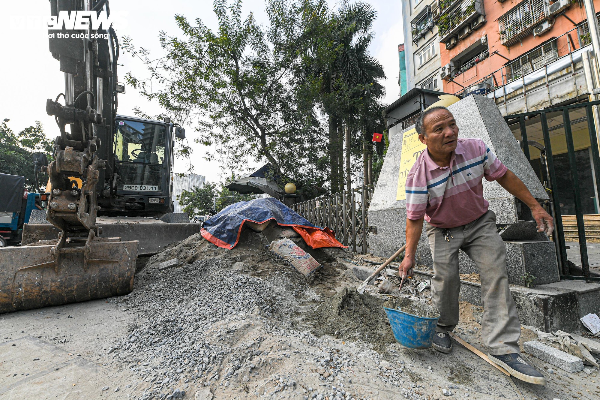 Sau gần 1 tháng xén vỉa hè, 'điểm đen' ùn tắc Lê Văn Lương thay đổi ra sao? - Ảnh 4