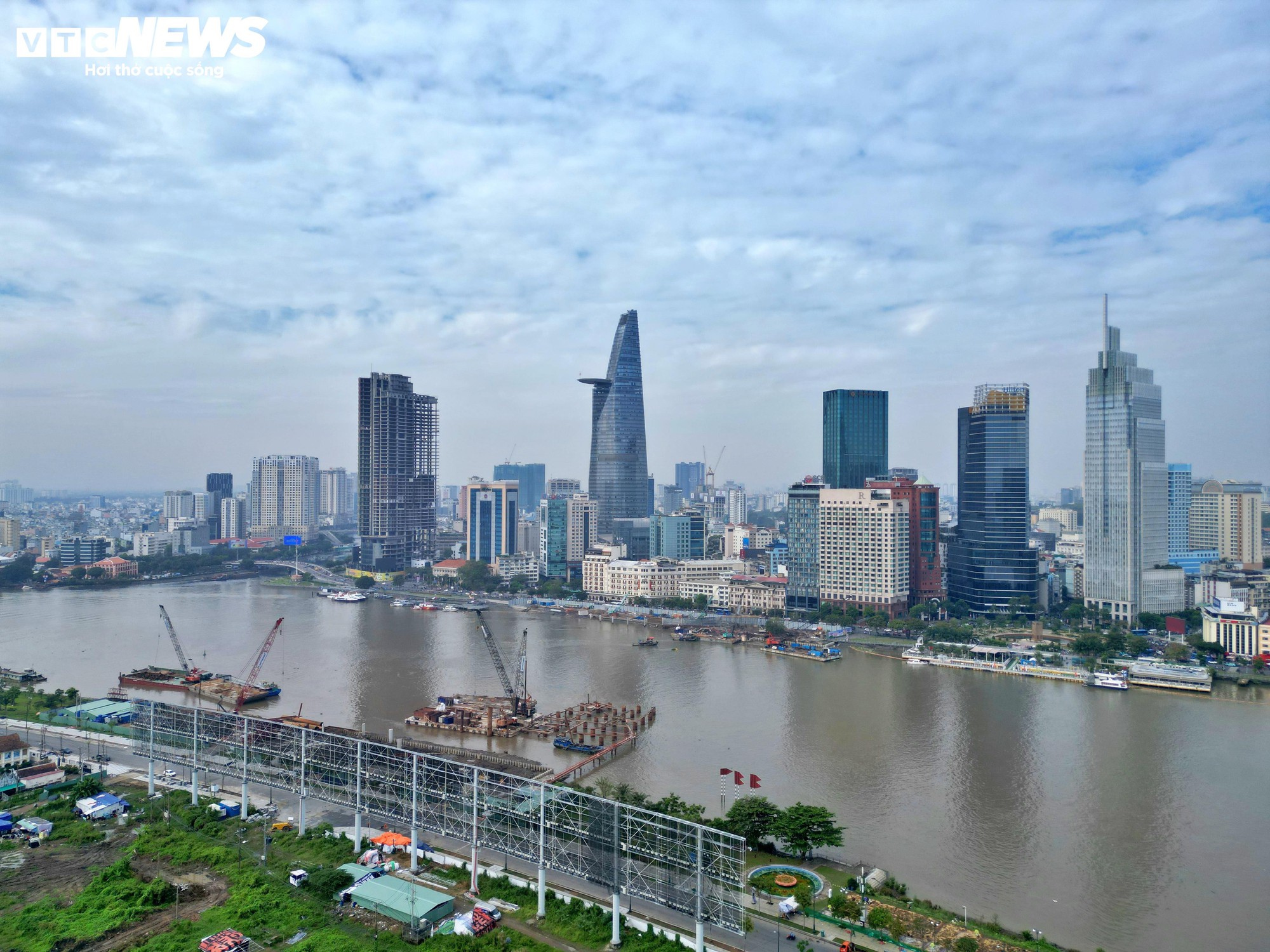 Cầu đi bộ nghìn tỷ qua sông Sài Gòn dần lộ diện sau 9 tháng thi công - Ảnh 12