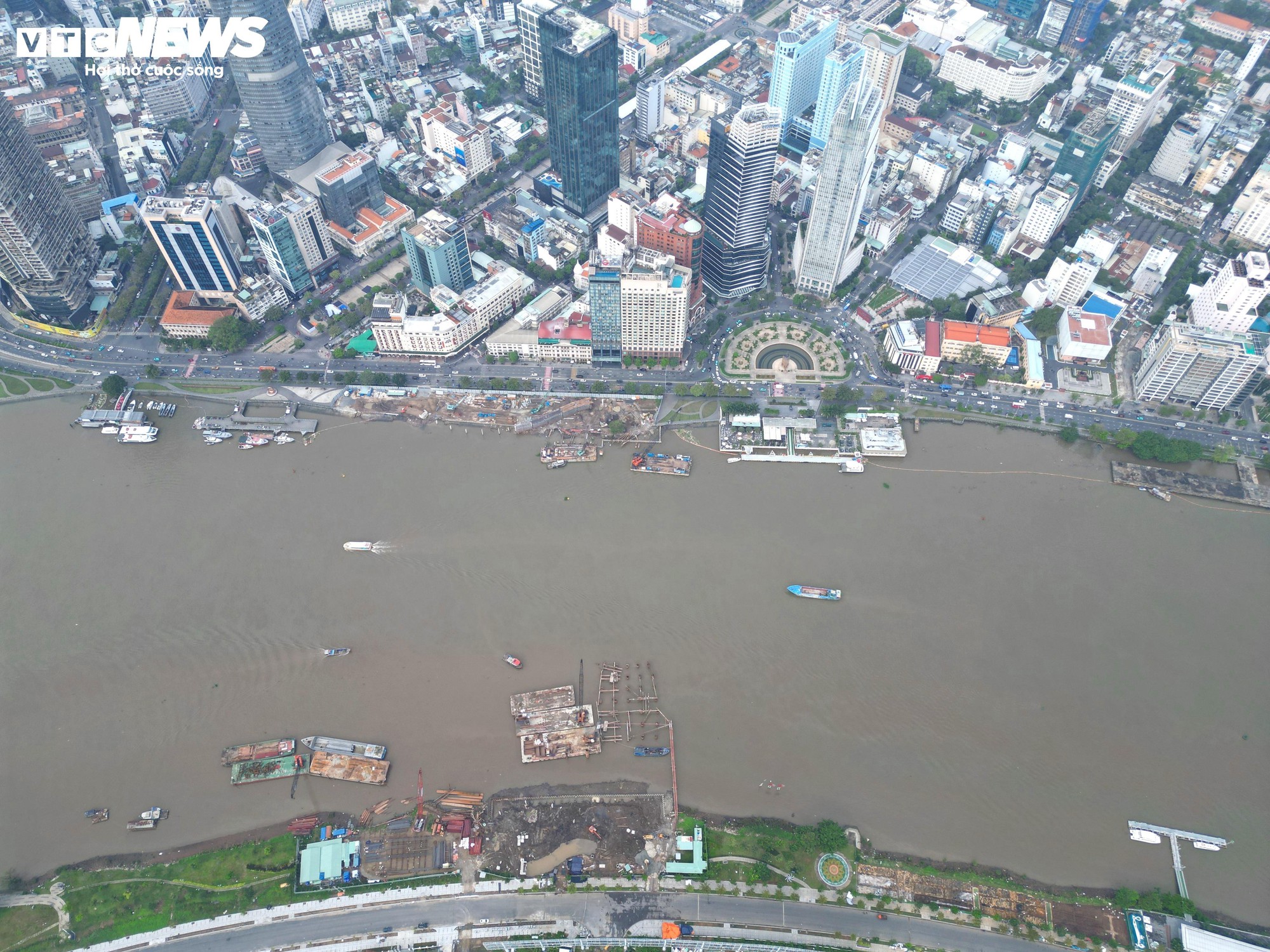 Cầu đi bộ nghìn tỷ qua sông Sài Gòn dần lộ diện sau 9 tháng thi công - Ảnh 1