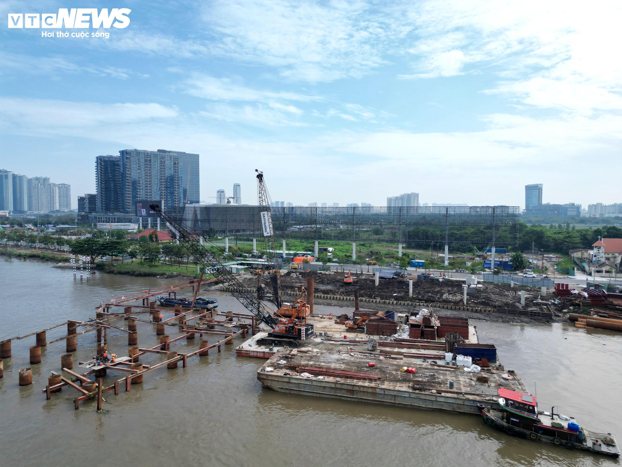 Cầu đi bộ nghìn tỷ qua sông Sài Gòn dần lộ diện sau 9 tháng thi công - Ảnh 2