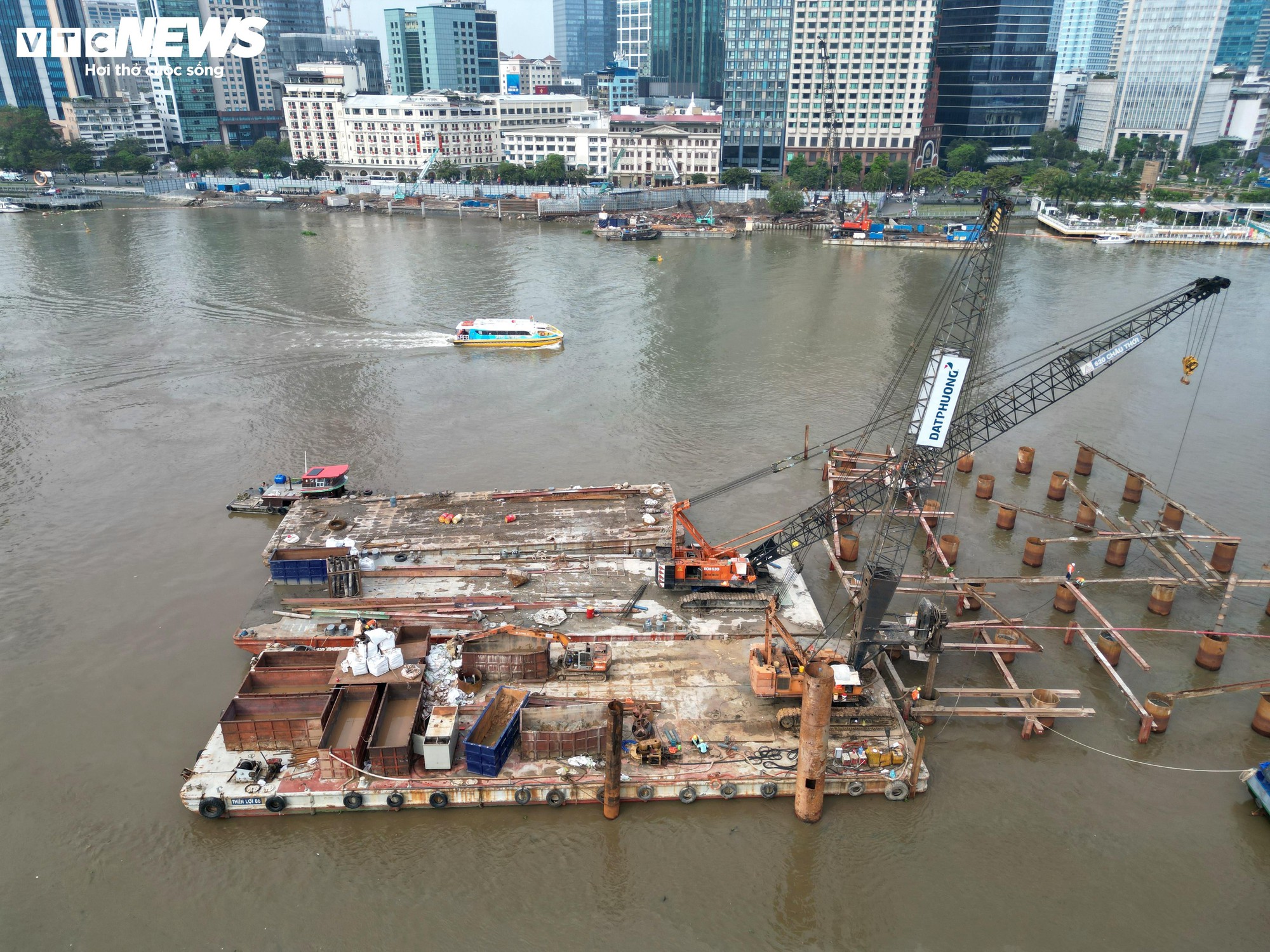 Cầu đi bộ nghìn tỷ qua sông Sài Gòn dần lộ diện sau 9 tháng thi công - Ảnh 6