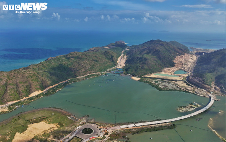 Cận cảnh cầu vượt biển hơn 500 tỷ đồng sắp được khánh thành tại Gia Lai - Ảnh 2