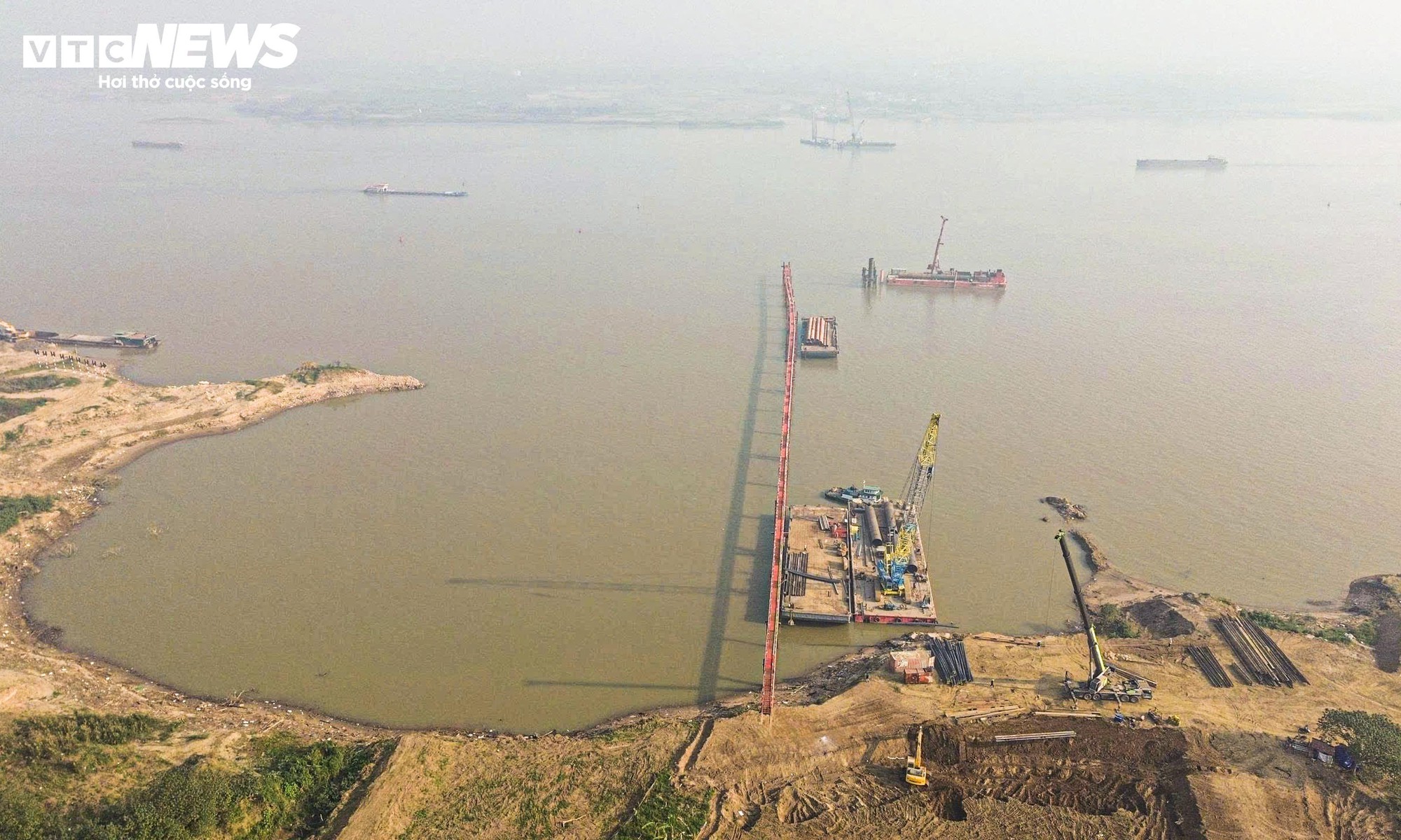 Cận cảnh công trường thi công cầu Thượng Cát hơn 7.300 tỷ đồng bắc qua sông Hồng - Ảnh 9