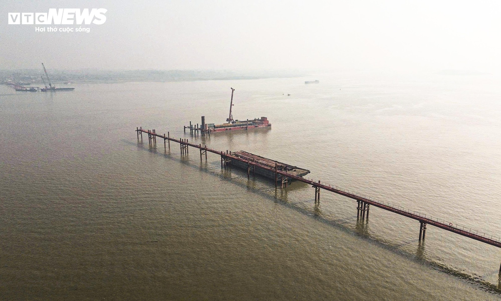 Cận cảnh công trường thi công cầu Thượng Cát hơn 7.300 tỷ đồng bắc qua sông Hồng - Ảnh 1