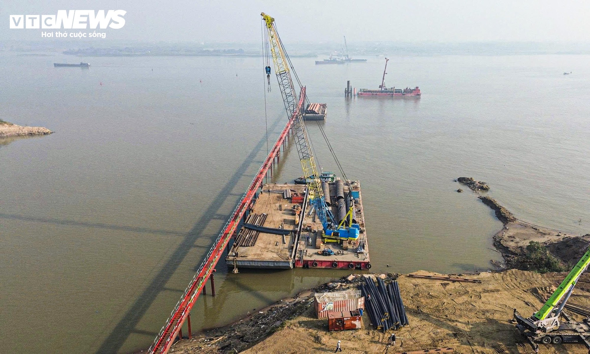 Cận cảnh công trường thi công cầu Thượng Cát hơn 7.300 tỷ đồng bắc qua sông Hồng - Ảnh 2