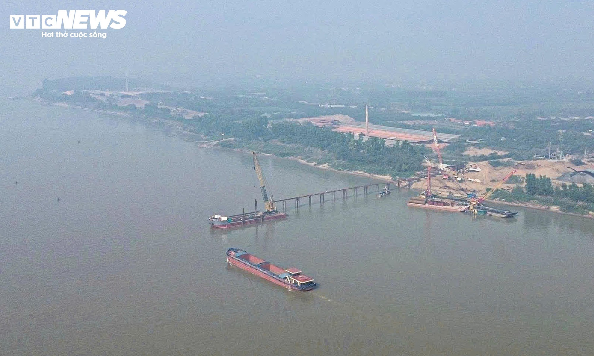 Cận cảnh công trường thi công cầu hơn 3.400 tỷ đồng nối Hà Nội - Phú Thọ - Ảnh 11