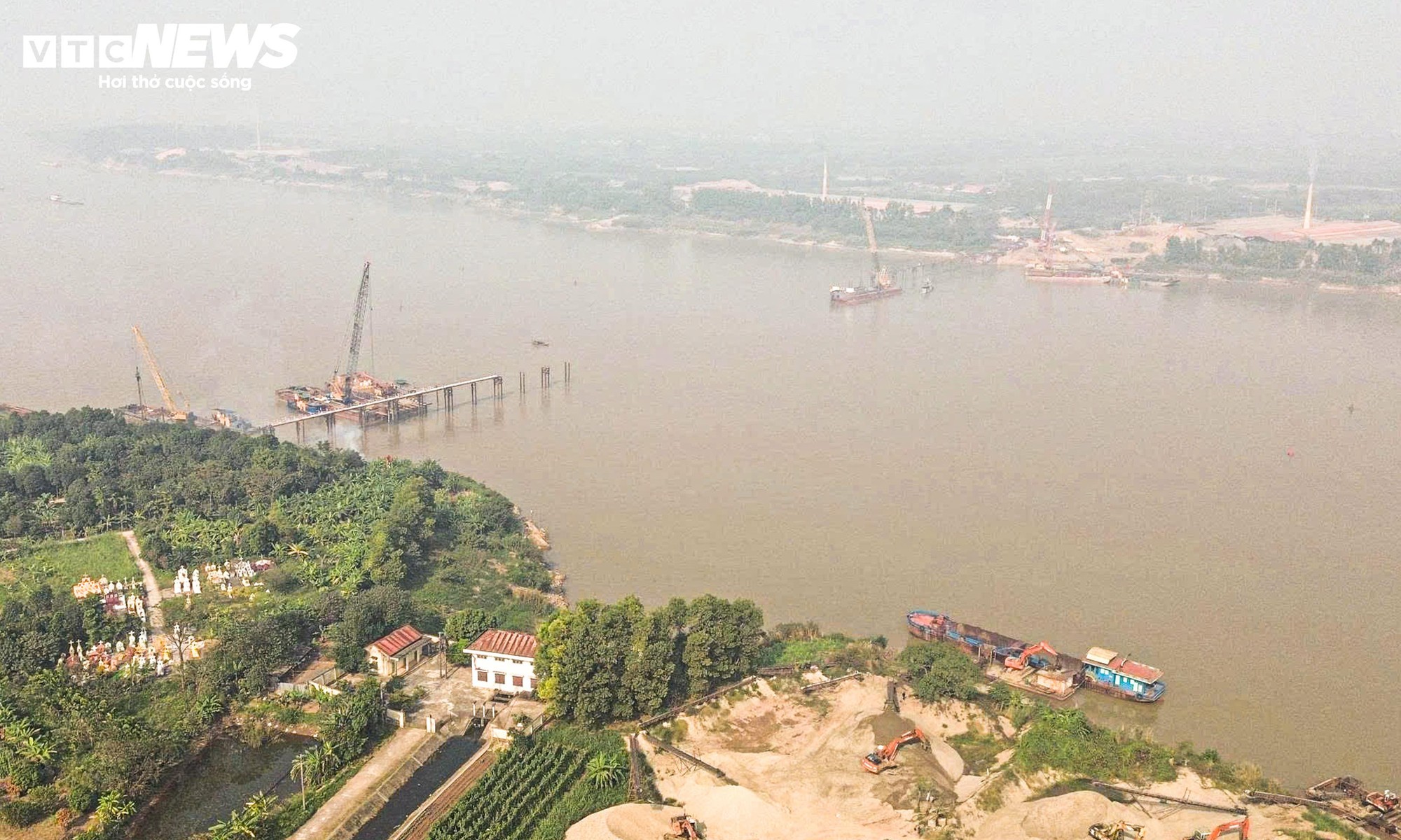 Cận cảnh công trường thi công cầu hơn 3.400 tỷ đồng nối Hà Nội - Phú Thọ - Ảnh 1