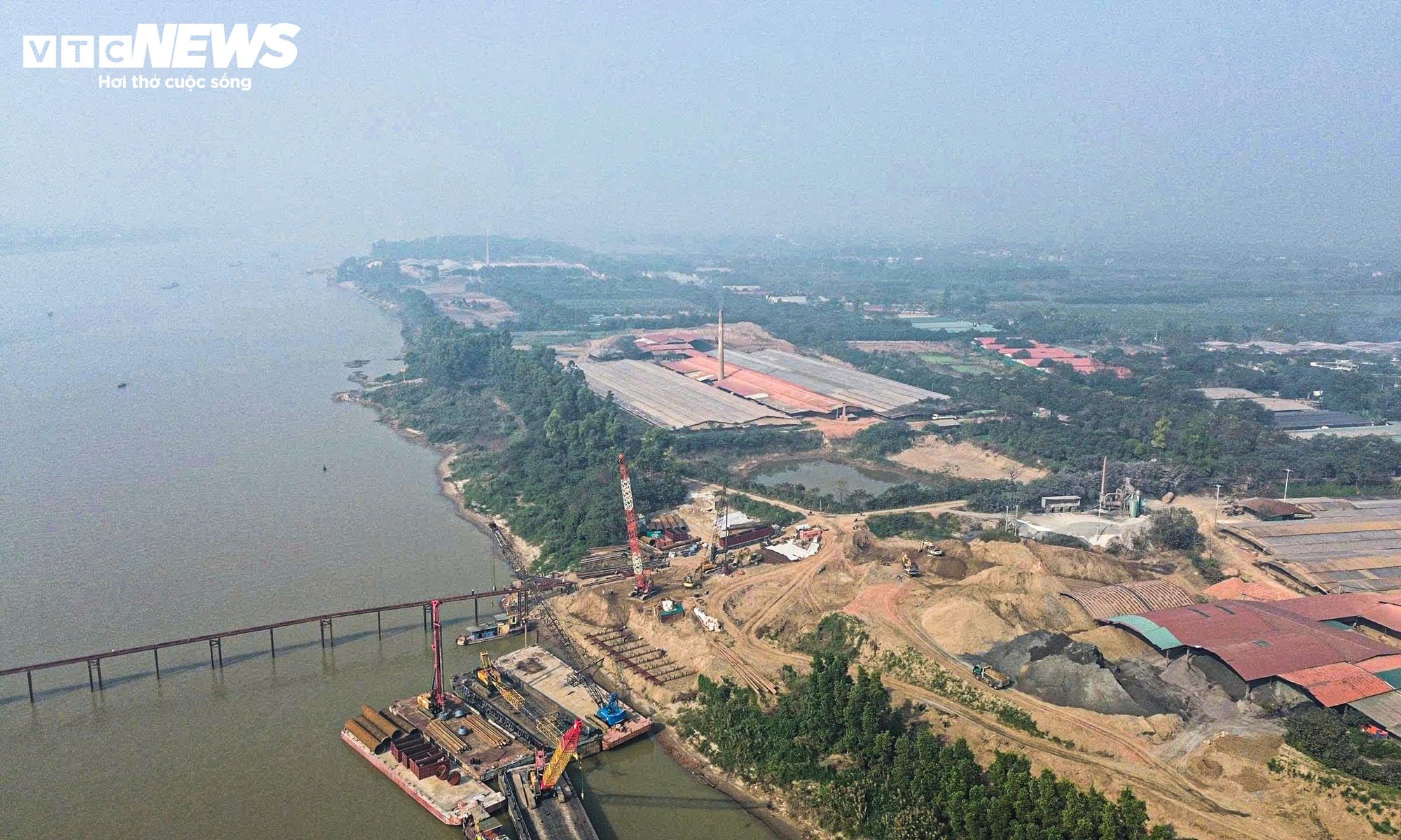 Cận cảnh công trường thi công cầu hơn 3.400 tỷ đồng nối Hà Nội - Phú Thọ - Ảnh 12