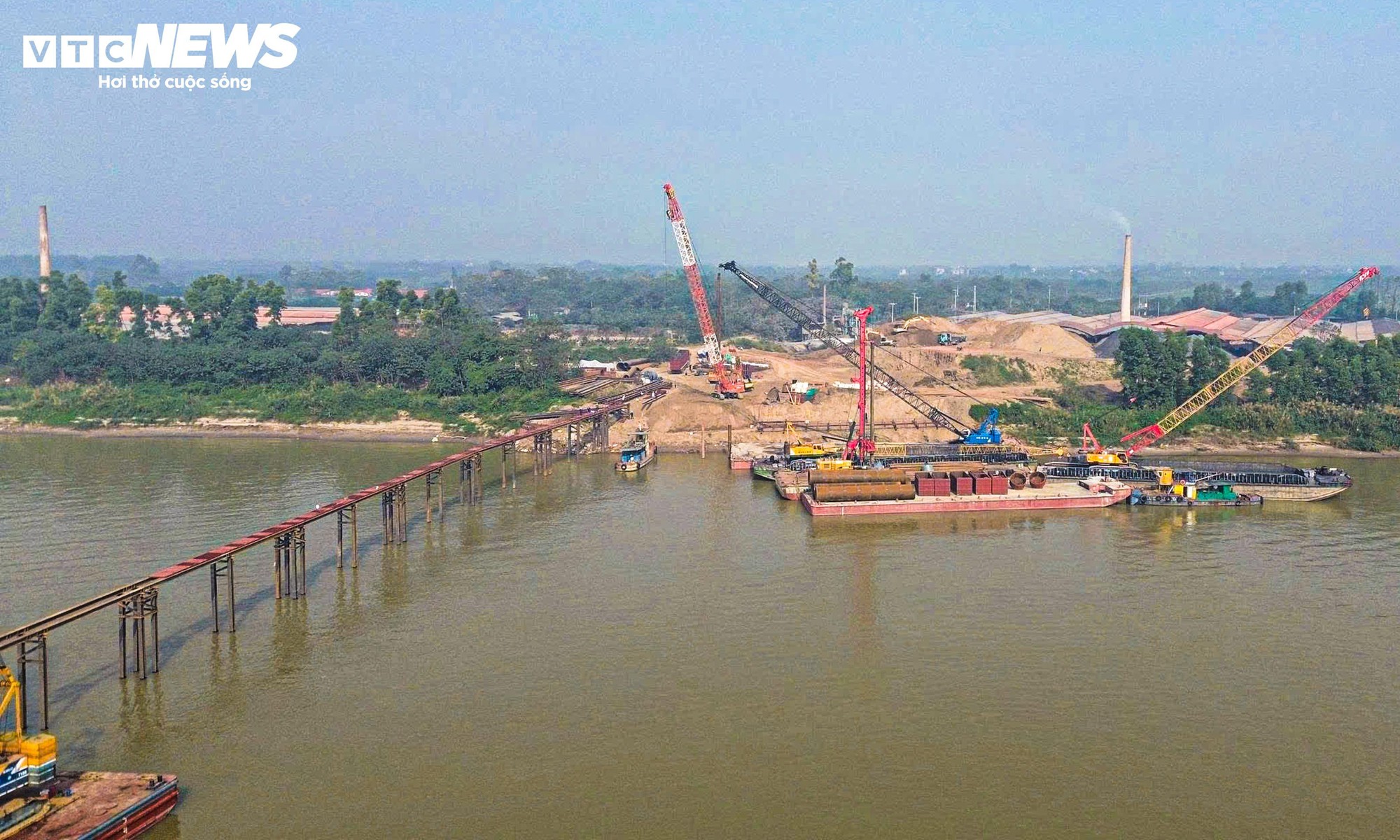 Cận cảnh công trường thi công cầu hơn 3.400 tỷ đồng nối Hà Nội - Phú Thọ - Ảnh 2
