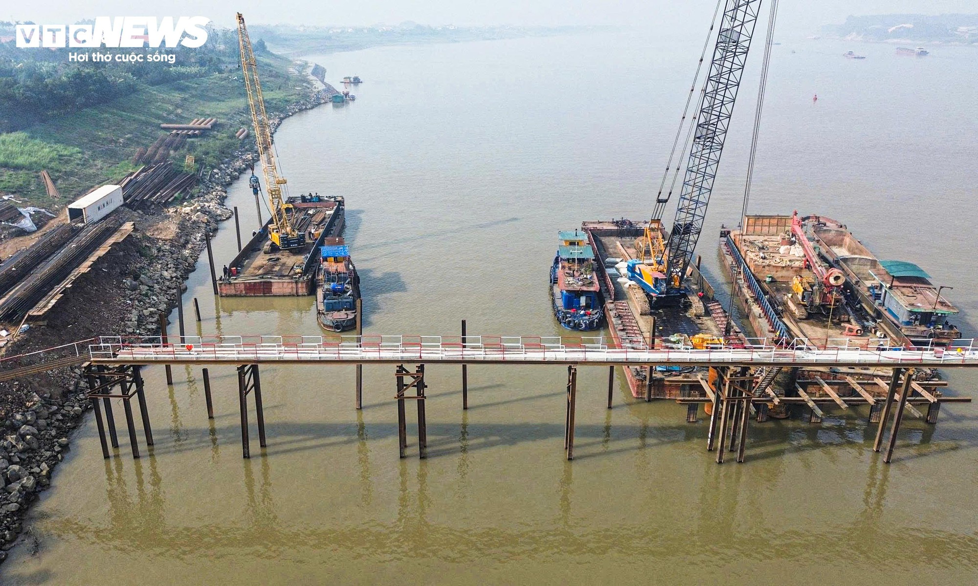 Cận cảnh công trường thi công cầu hơn 3.400 tỷ đồng nối Hà Nội - Phú Thọ - Ảnh 5