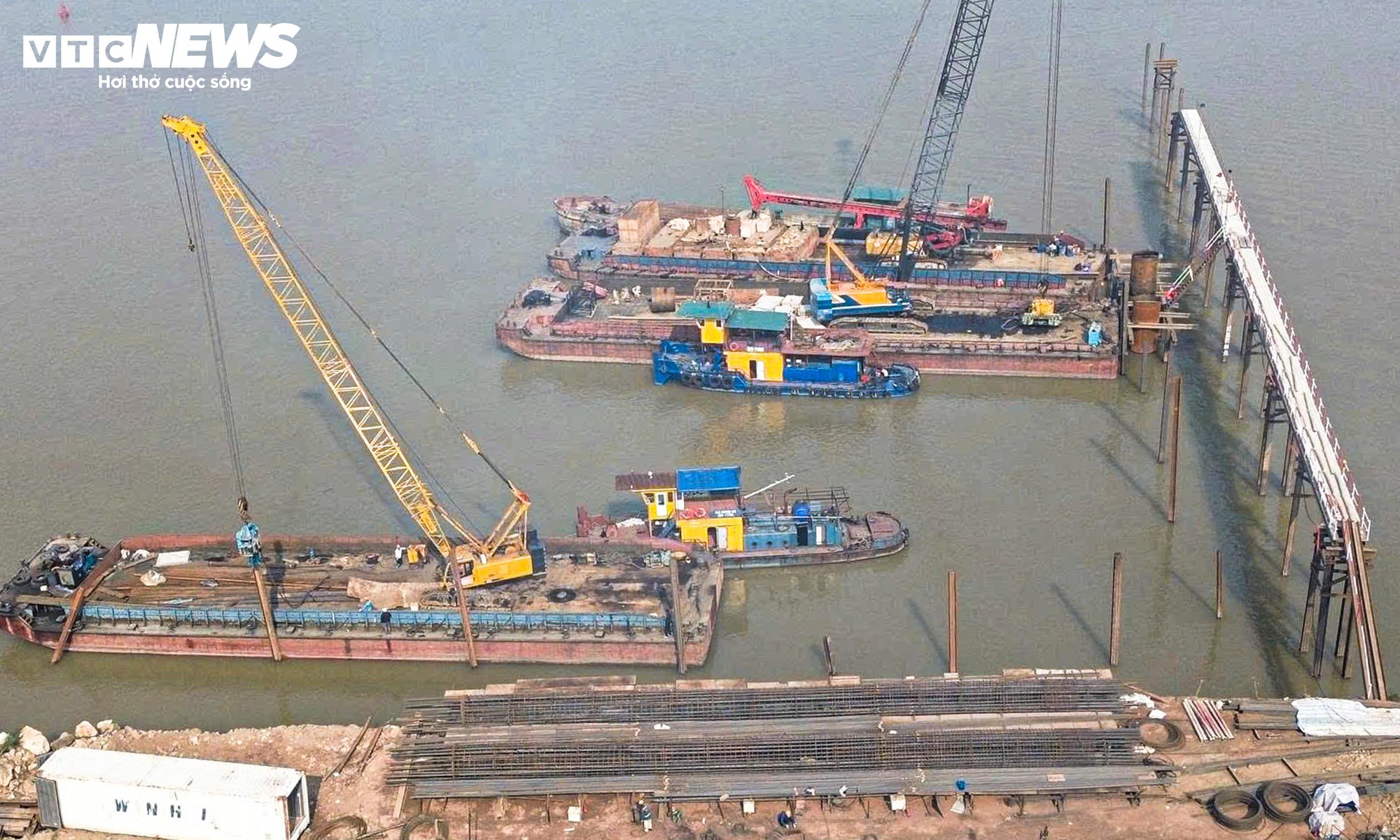 Cận cảnh công trường thi công cầu hơn 3.400 tỷ đồng nối Hà Nội - Phú Thọ - Ảnh 6