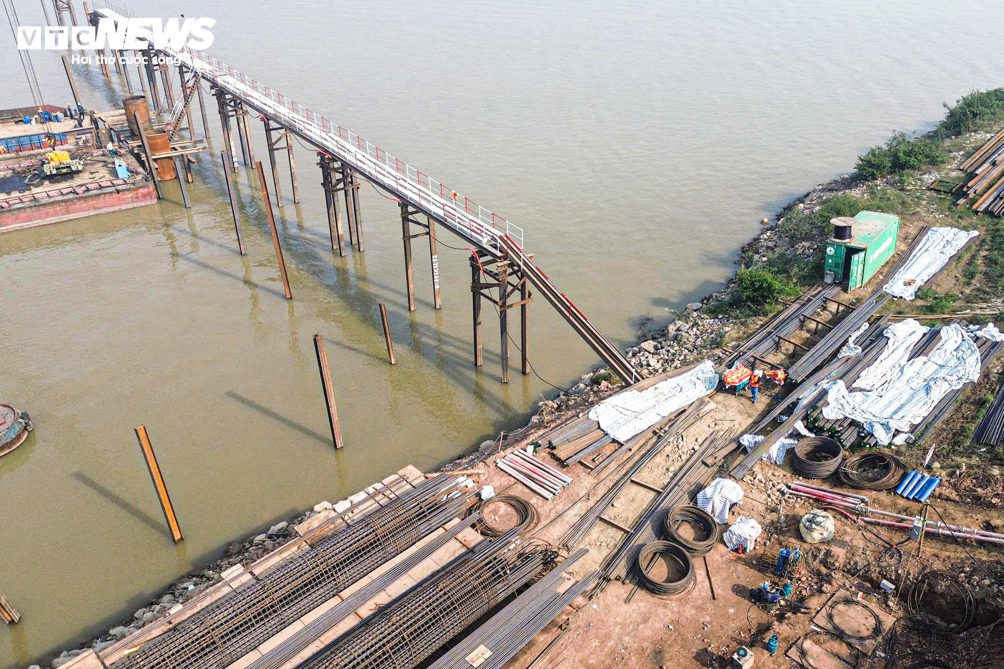 Cận cảnh công trường thi công cầu hơn 3.400 tỷ đồng nối Hà Nội - Phú Thọ - Ảnh 8