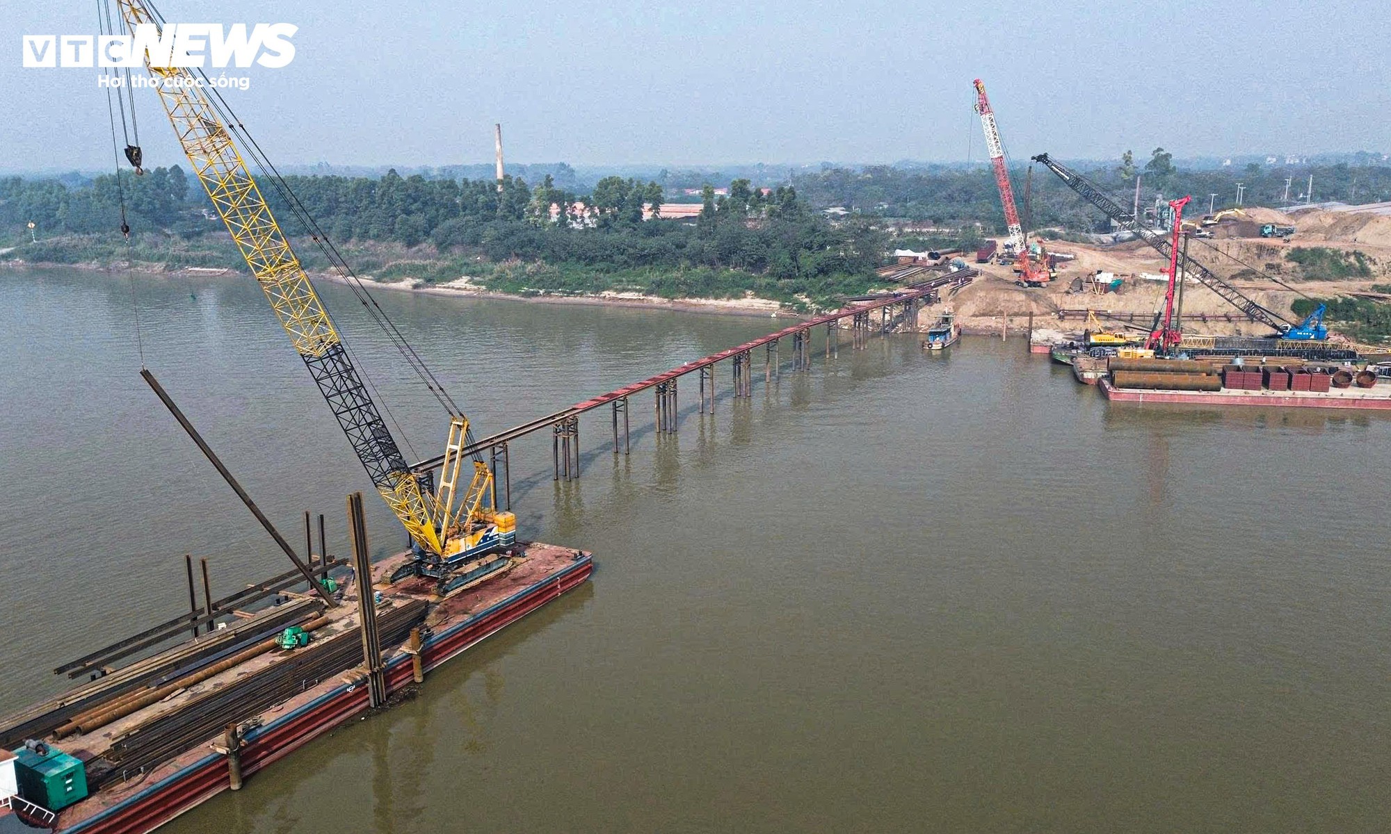 Cận cảnh công trường thi công cầu hơn 3.400 tỷ đồng nối Hà Nội - Phú Thọ - Ảnh 9