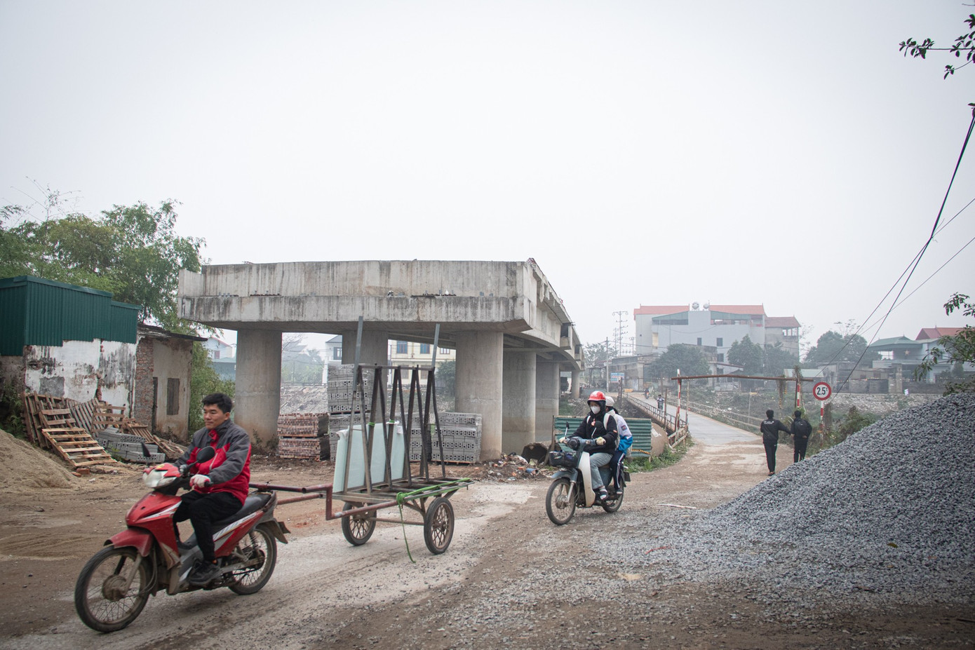 Hà Nội: Cầu 90 tỷ 'đắp chiếu', sắt thép gỉ sét chờ mặt bằng - Ảnh 6