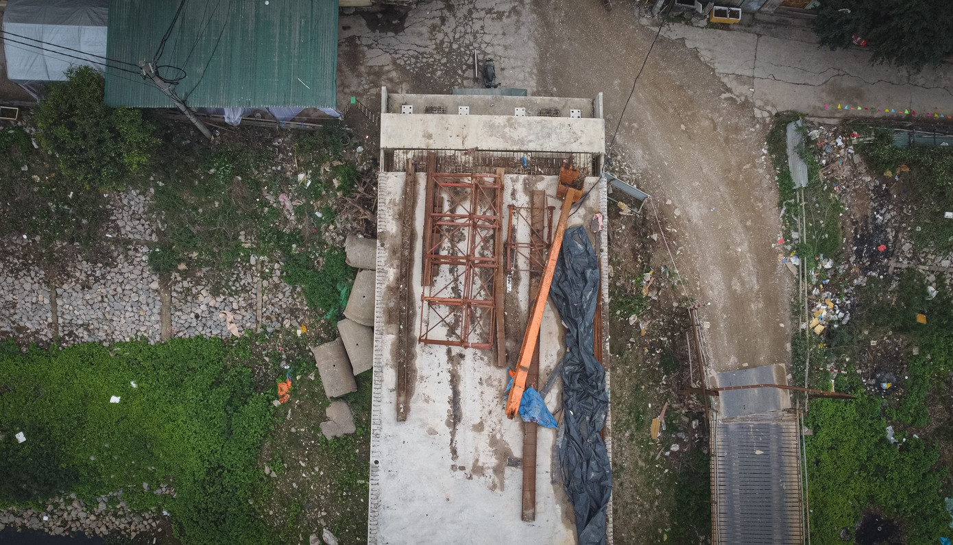 Hà Nội: Cầu 90 tỷ 'đắp chiếu', sắt thép gỉ sét chờ mặt bằng - Ảnh 4