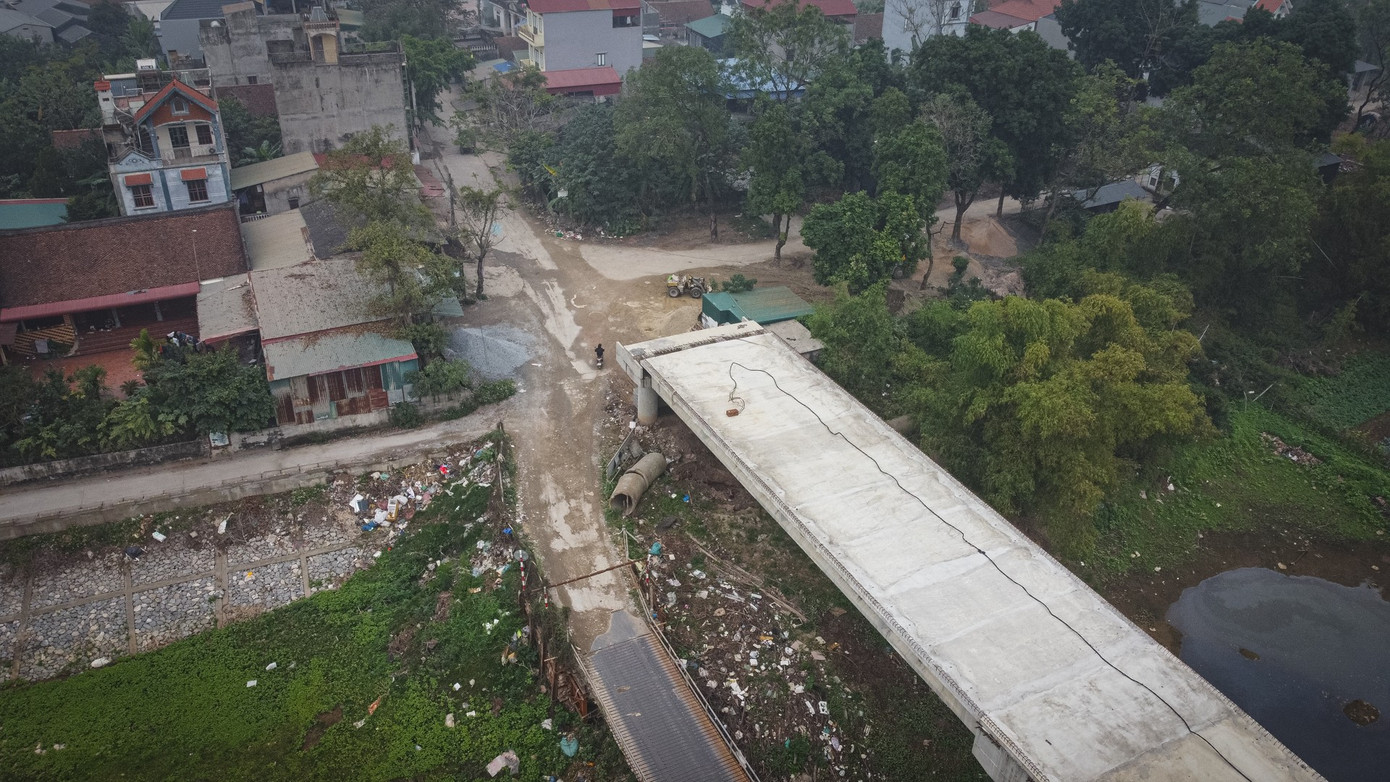 Hà Nội: Cầu 90 tỷ 'đắp chiếu', sắt thép gỉ sét chờ mặt bằng - Ảnh 10