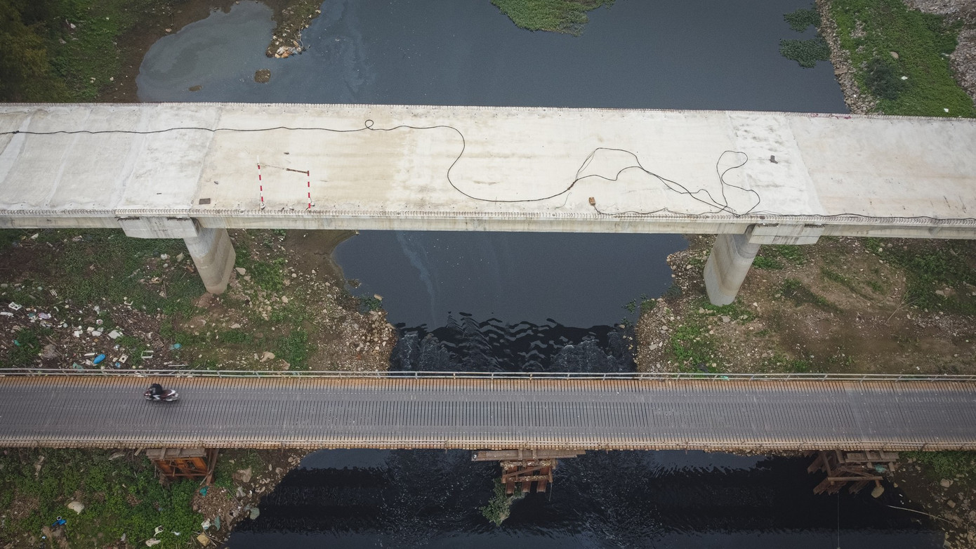 Hà Nội: Cầu 90 tỷ 'đắp chiếu', sắt thép gỉ sét chờ mặt bằng - Ảnh 8