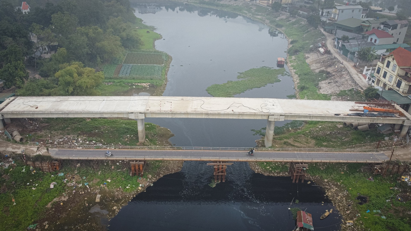 Hà Nội: Cầu 90 tỷ 'đắp chiếu', sắt thép gỉ sét chờ mặt bằng - Ảnh 3