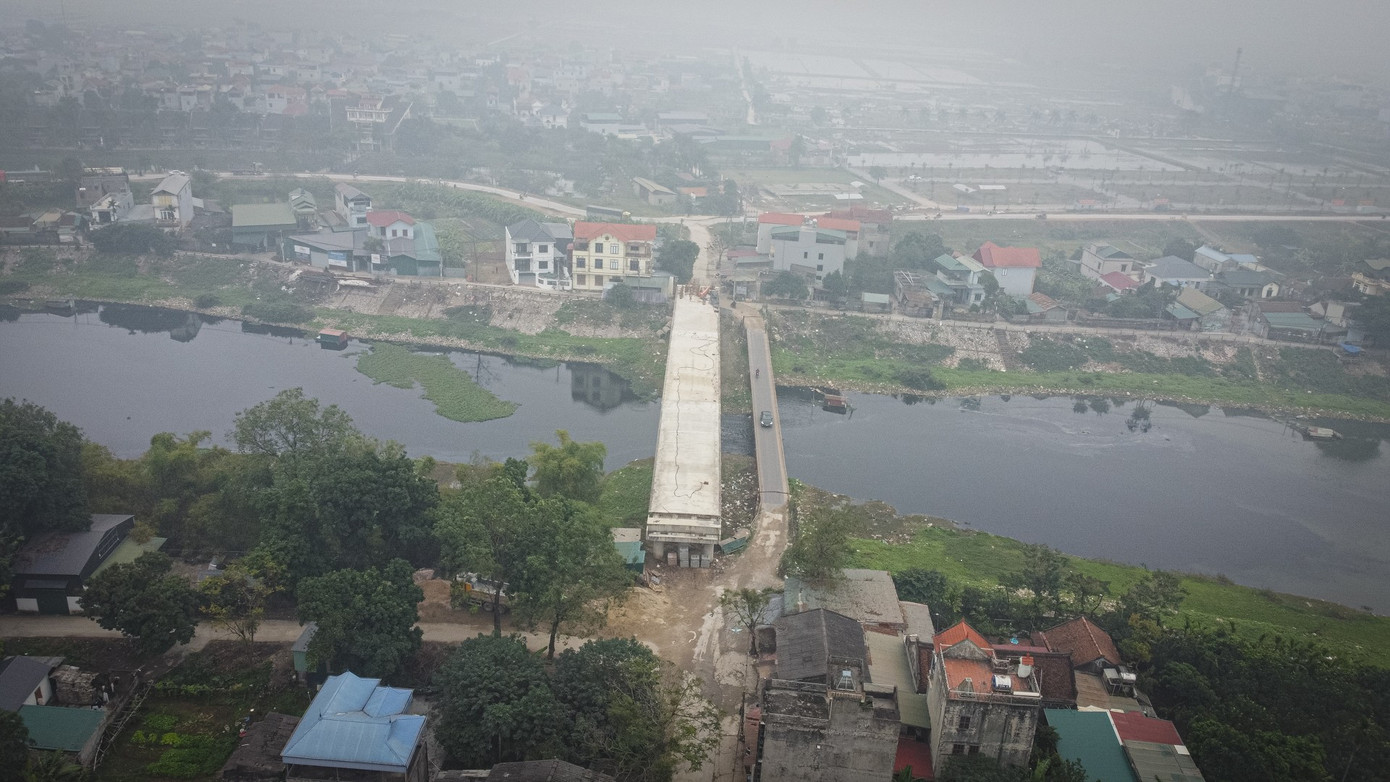 Hà Nội: Cầu 90 tỷ 'đắp chiếu', sắt thép gỉ sét chờ mặt bằng - Ảnh 1