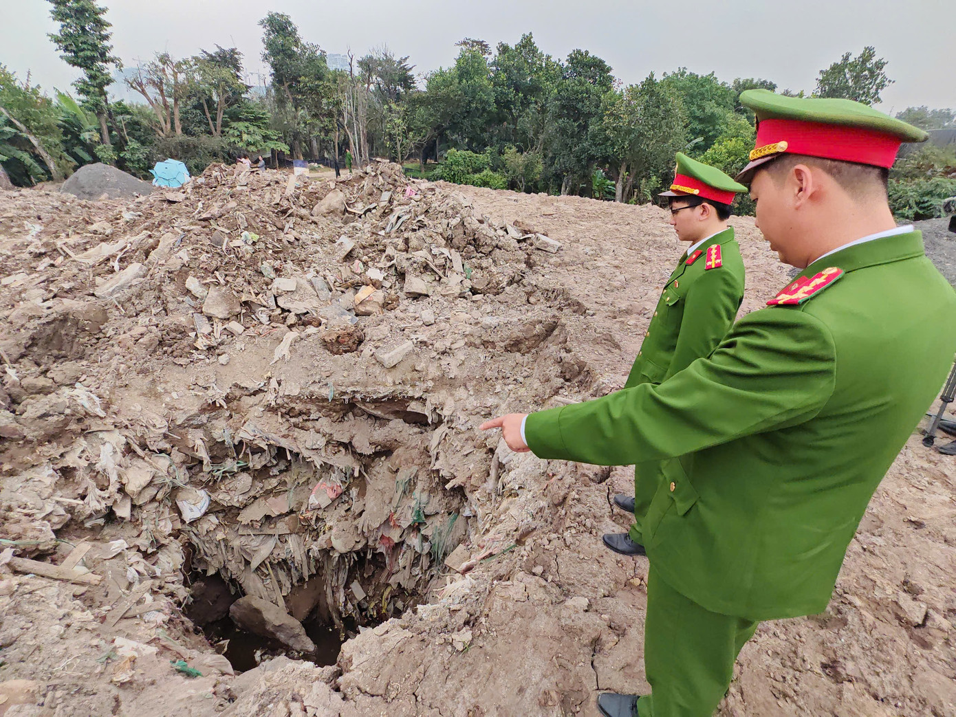 Khởi tố 3 giám đốc công ty môi trường trong vụ đổ trộm 7.000 tấn chất thải ở Bát Tràng - Ảnh 2