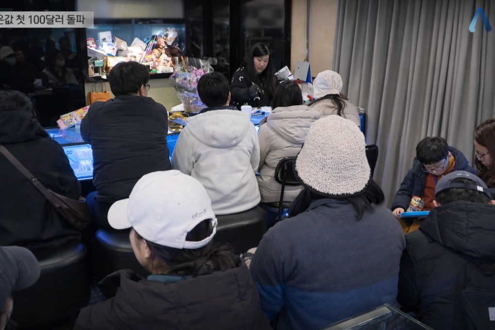 Cảnh tượng chưa từng có: Giá bạc lập đỉnh, người dân xếp hàng bán thìa dĩa cũ kiếm lời - Ảnh 1