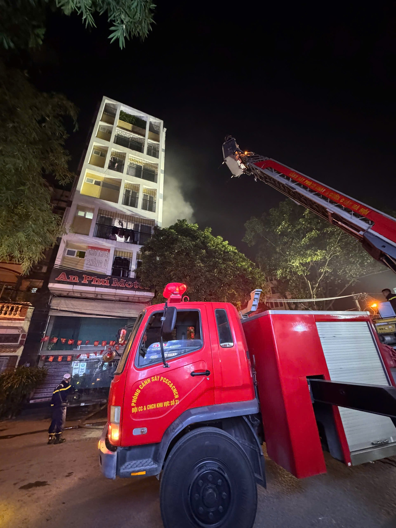 Hiện trường vụ cháy nhà trọ làm 7 người mắc kẹt - Ảnh 8