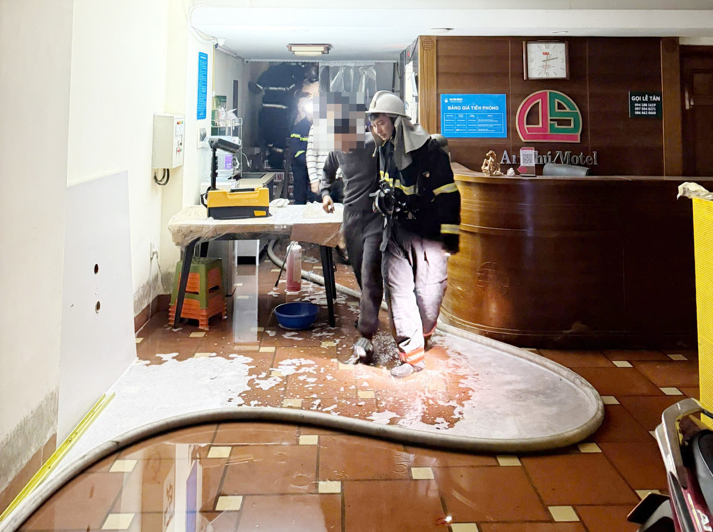 Hiện trường vụ cháy nhà trọ làm 7 người mắc kẹt - Ảnh 6