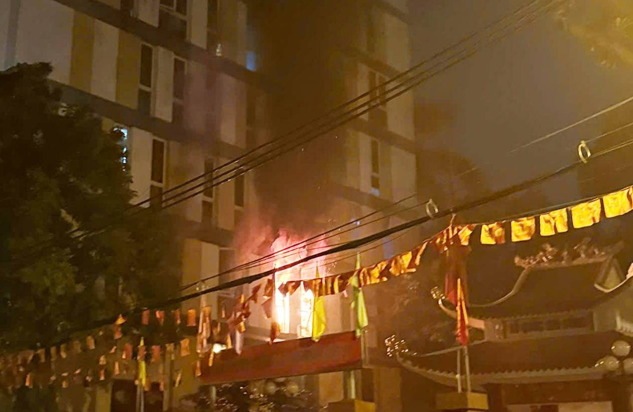 Hiện trường vụ cháy nhà trọ làm 7 người mắc kẹt - Ảnh 7