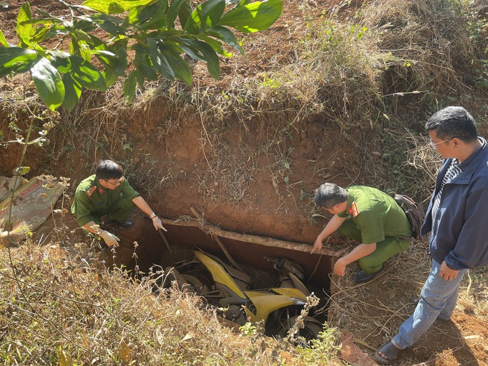 Vụ cướp ngân hàng ở Gia Lai: Xác định xe máy bị chôn vùi là của 2 tên cướp - Ảnh 2