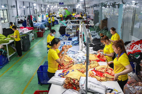 Dệt may vượt khó, giữ đà xuất khẩu - Ảnh 1