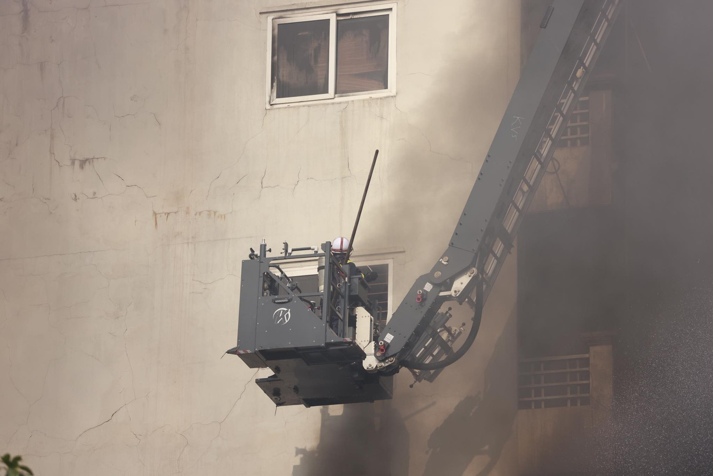 Hà Nội: Ngôi nhà cao tầng trên phố Lê Lợi bốc cháy ngùn ngụt, có người mắc kẹt - Ảnh 3