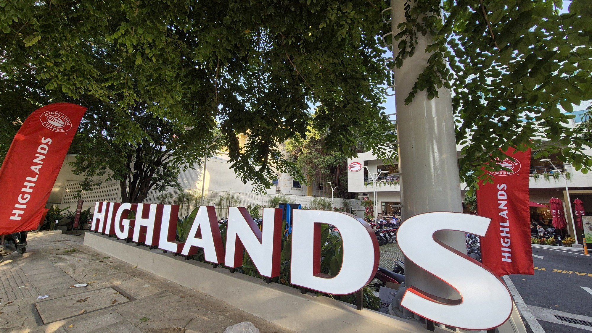 Highlands Coffee xác nhận có mua hạt sen và vải đóng hộp từ "đồ hộp Hạ Long" - Ảnh 1