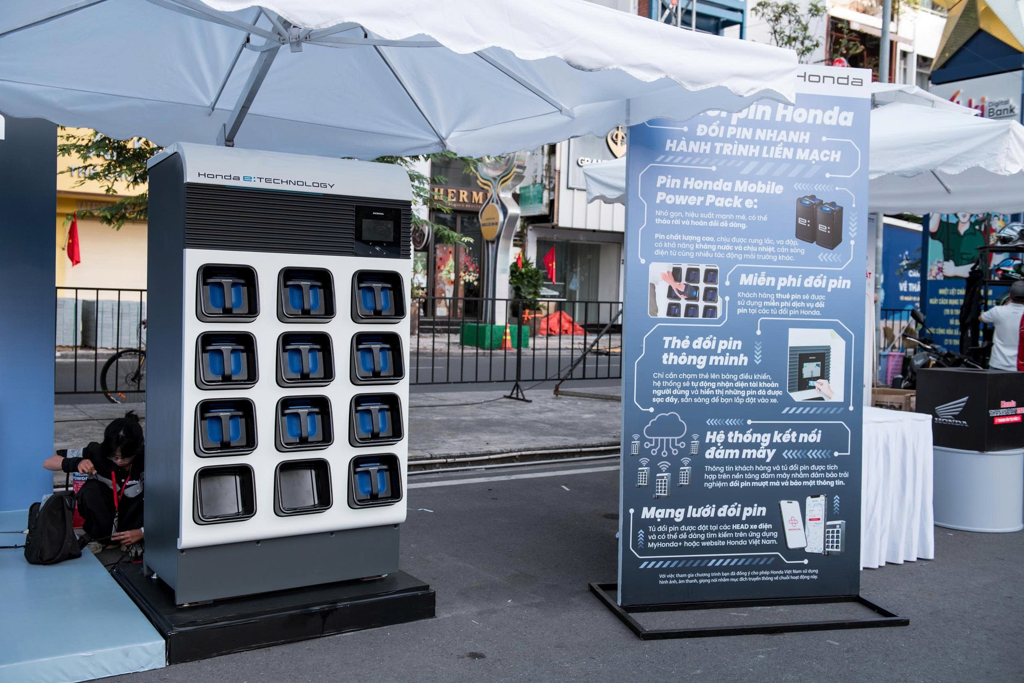 Cuộc đua 'sạc điện nhanh như đổ xăng' ngày càng nóng: Ông Phạm Nhật Vượng bắt đầu 'vít ga', Honda cũng khẩn trương tăng tốc - Ảnh 3