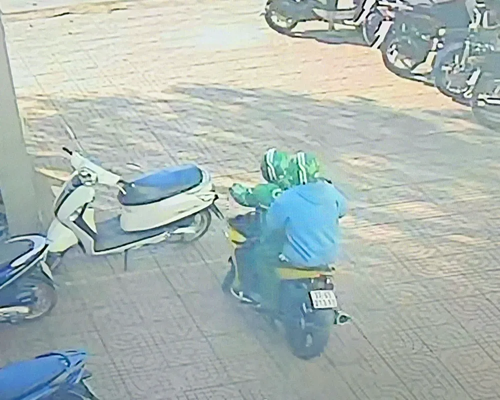 Truy bắt 2 nghi phạm mặc áo Grab cướp ngân hàng ở Gia Lai, lấy đi 1,8 tỷ đồng - Ảnh 3