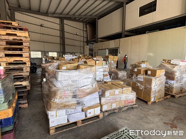 Trung Quốc: Thịt heo quá hạn 2 năm được tẩy xoá hạn dùng, bán ầm ầm 9.000 suất qua livestream, chuỗi siêu thị - Ảnh 2