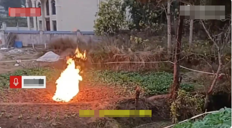 Cánh đồng gần trường học bỗng xuất hiện đám cháy lạ trong nhiều ngày liền, vẫn bùng lên cả khi trời mưa - Ảnh 1