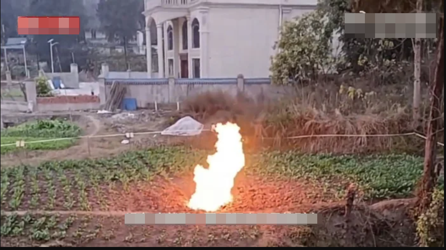 Cánh đồng gần trường học bỗng xuất hiện đám cháy lạ trong nhiều ngày liền, vẫn bùng lên cả khi trời mưa - Ảnh 2