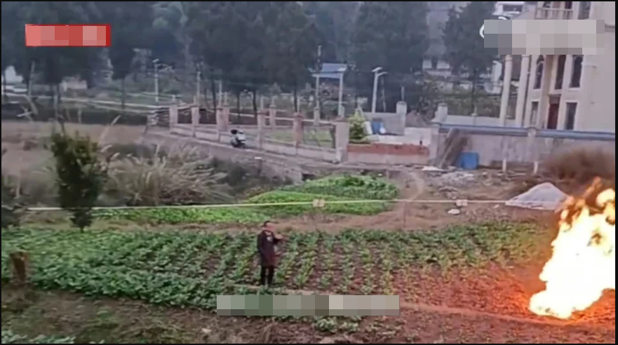 Cánh đồng gần trường học bỗng xuất hiện đám cháy lạ trong nhiều ngày liền, vẫn bùng lên cả khi trời mưa - Ảnh 3