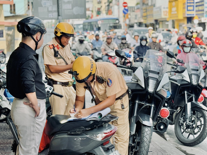 Mức phạt tiền khi dừng, đỗ xe máy trên vỉa hè trái phép năm 2026 - Ảnh 1
