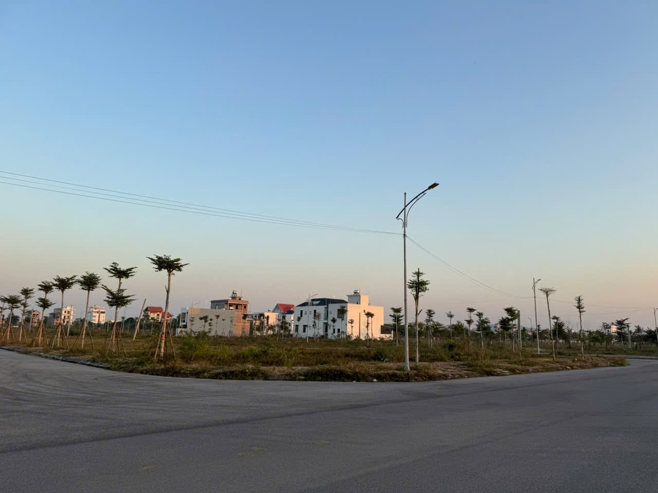 Đất nền các tỉnh “kẹt” sóng, bất động sản ven đô Hà Nội phân hoá mạnh - Ảnh 1