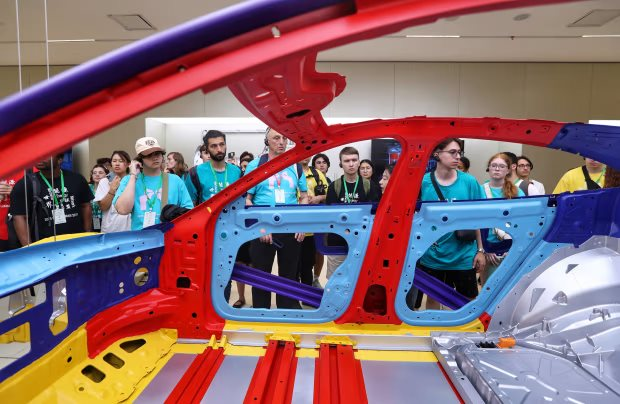 Nhà máy xe điện Xiaomi khiến cả Trung Quốc phát cuồng: 100.000 người tranh 200 suất tham quan - Ảnh 1