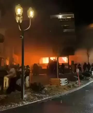 "Tôi đã thấy nhiều người bị cháy": Nhân chứng kể lại khoảnh khắc kinh hoàng trong vụ cháy quán bar Thụy Sĩ - Ảnh 3