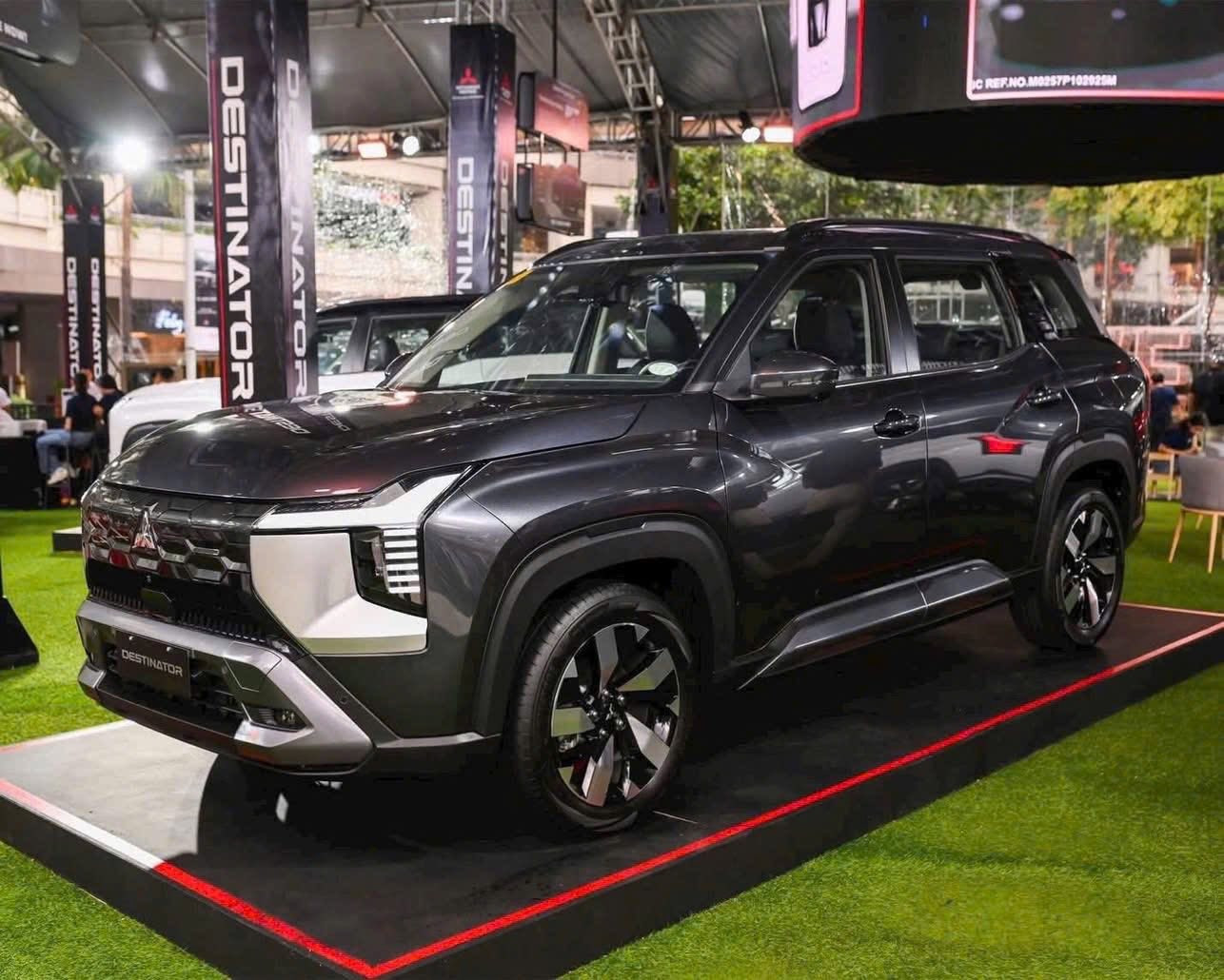 Loạt ô tô ra mắt thị trường chưa lâu đã đua giảm giá - Ảnh 1