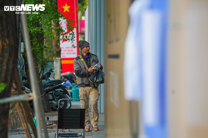 Loạt nhà ven Hồ Gươm di dời, người gom phế liệu kiếm tiền triệu mỗi ngày - Ảnh 12